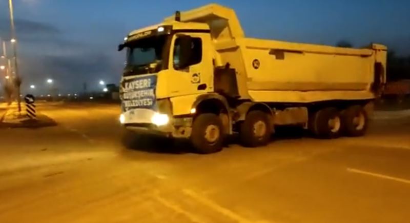 Kayseri Büyükşehir’den deprem bölgesine 5 kamyon, 1 pikap ve 1 karavan daha sevk edildi