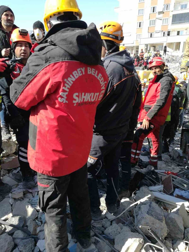 ŞAHKUT, Nurdağı’nda 10 kişiyi enkazdan canlı çıkarttı

