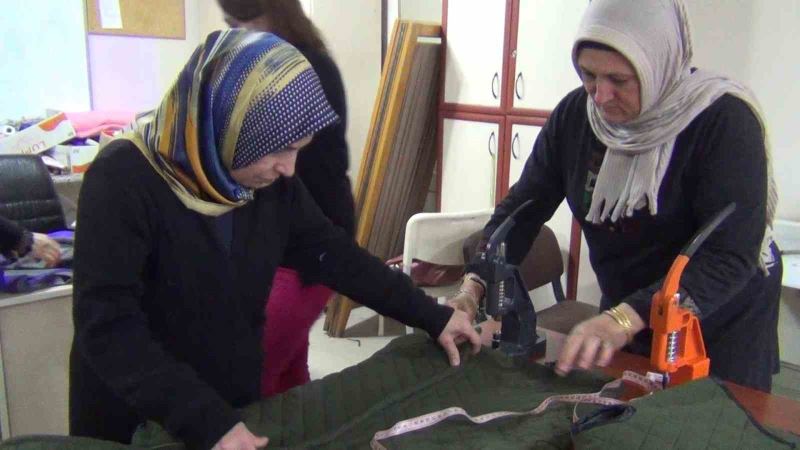Osmancıklı kadınlar depremzedeler için kışlık kıyafet üretiyor
