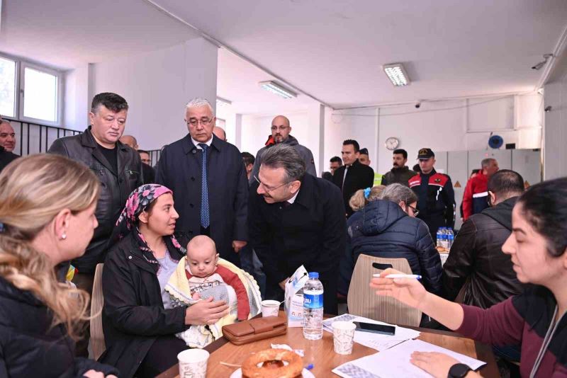 Vali Aksoy, depremzede aileler ile görüştü

