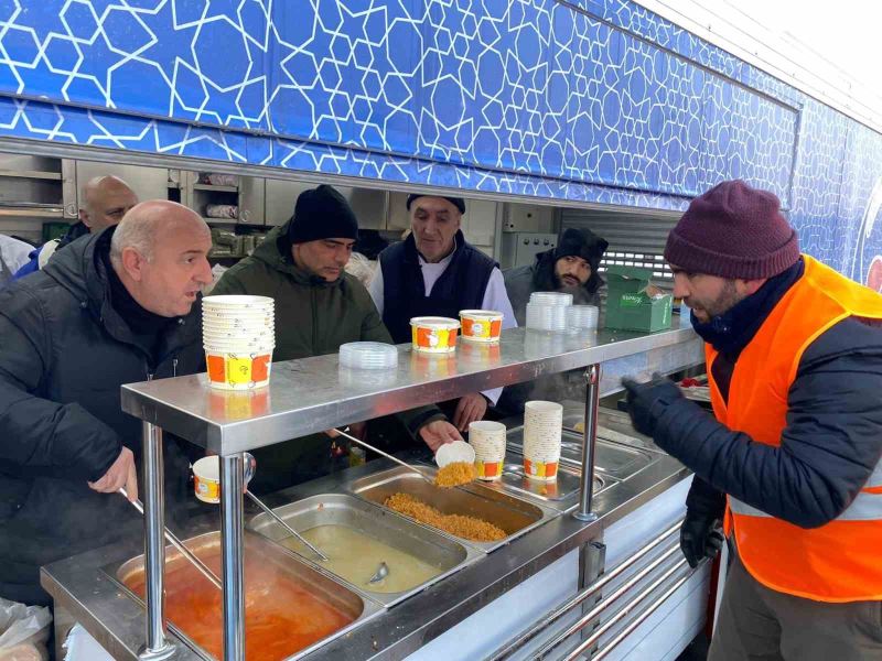 Belediye başkanları çadır kurup, aşevinde yemek dağıtıyor