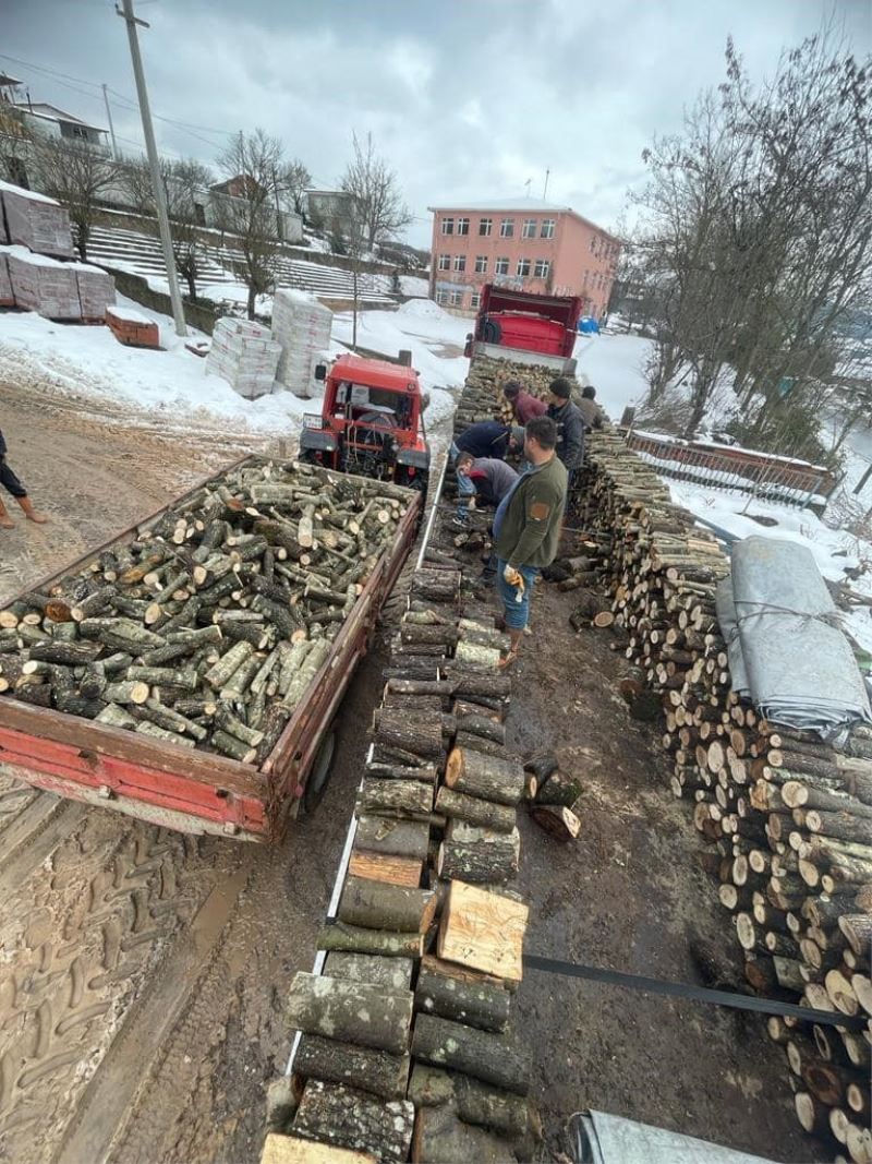 Köylüler kışlık odunlarını depremzedelere gönderdi
