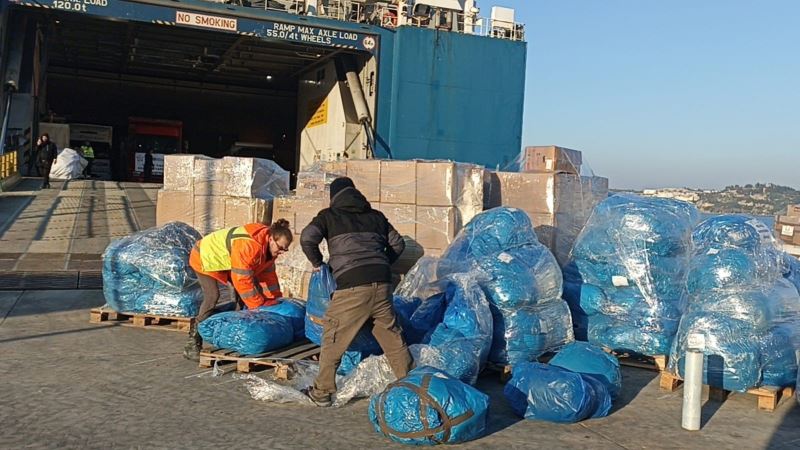 İhtiyaç malzemeleri deniz yoluyla gönderiliyor
