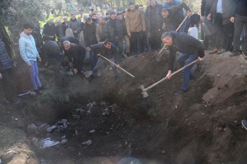 Hatay’da enkaz altında kalarak hayatını kaybeden 4 kişilik aile Cizre’de toprağa verildi
