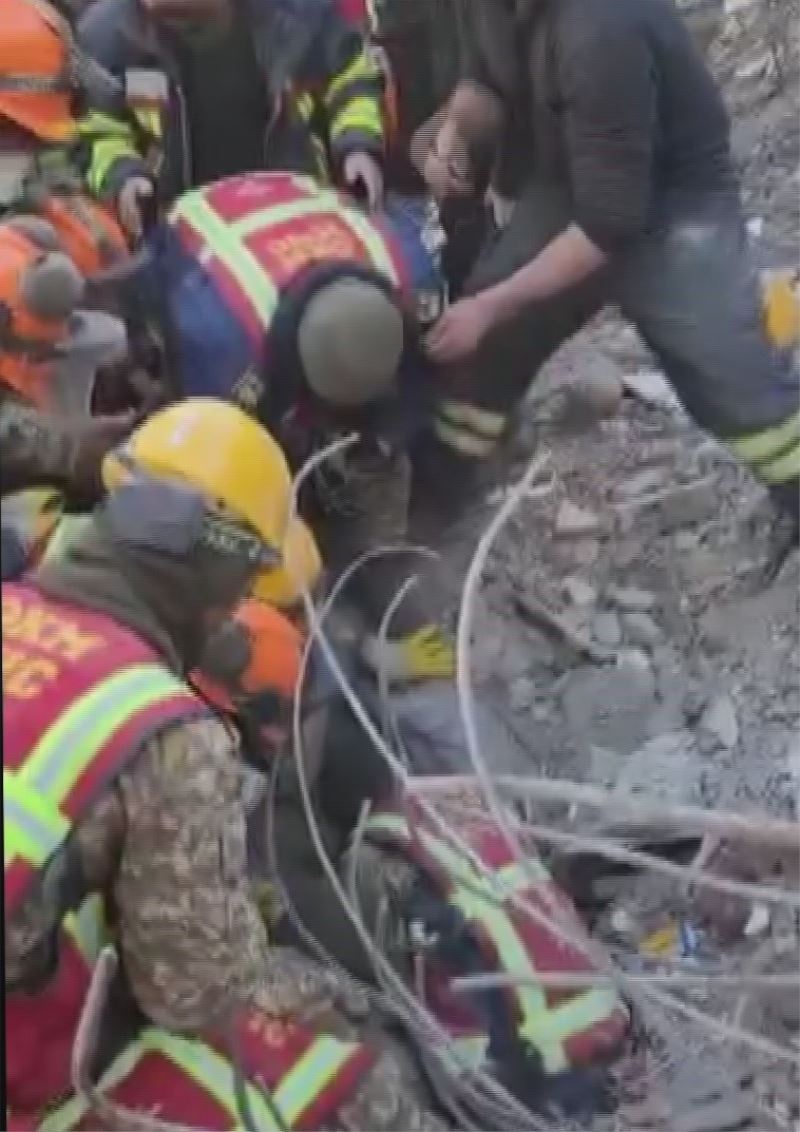 Kayseri İtfaiyesi, depremin 180’inci saatinde bir can daha kurtardı