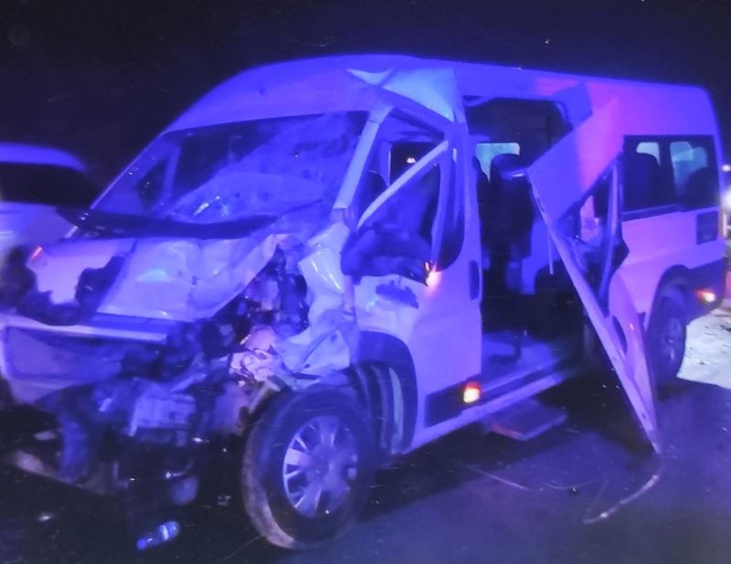 Servis minibüsü saman yüklü kamyonetle çarpıştı: 10 yaralı