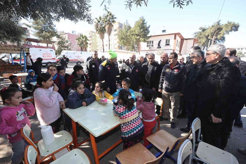 Bakan Dönmez, Osmaniye’de çadır kentteki afetzedeleri ziyaret etti
