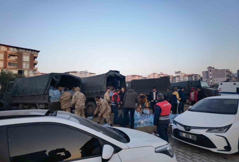 Hatay İl Jandarma Komutanlığı ekipleri depremzedelere erzak dağıtımı yaptı
