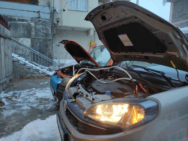 Göle’de dondurucu soğuklar nedeniyle araçlar çalışmadı
