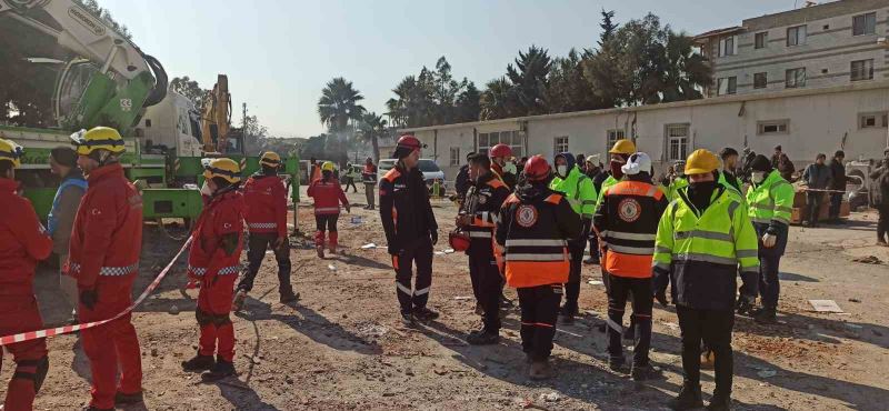 Ümraniye Belediyesi afetin yaralarını sarmak için deprem bölgesinde canla başla çalışıyor