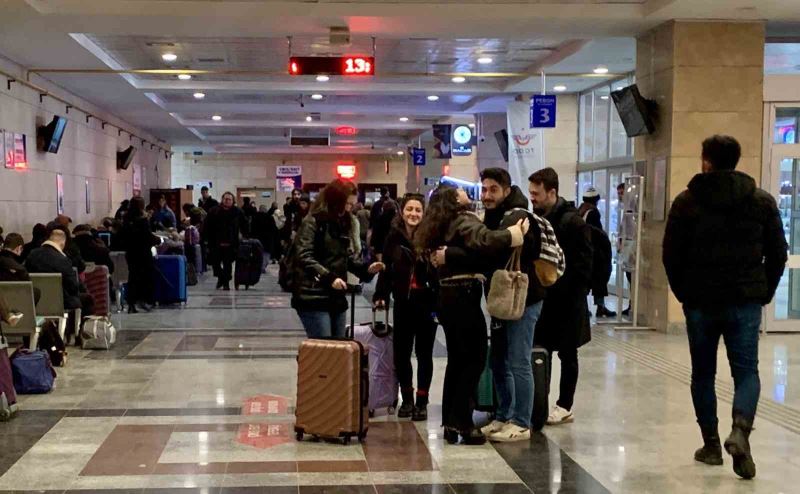 Uzaktan eğitim kararıyla birlikte Eskişehir’de öğrenci göçü devam ediyor
