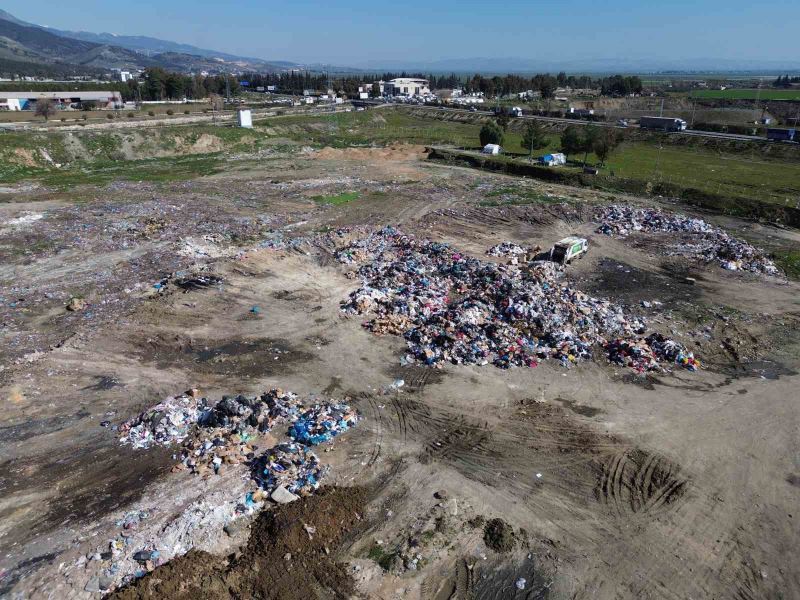 Hatay’da kentin dışına toplanan çöp yığını havadan görüntülendi

