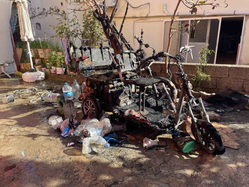 Gazipaşa’da yanan elektrikli motosikletler küle döndü
