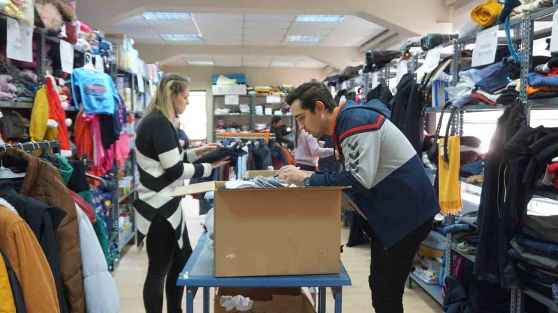 Edirne’ye gelen depremzedeler ihtiyaçlarını ücretsiz marketten karşılıyor
