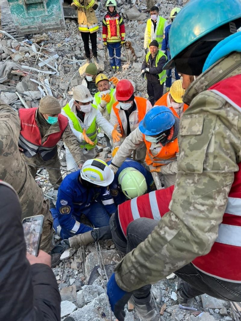 Ukraynalı ekip depremin 9. gününde bir kadını enkazdan sağ çıkardı