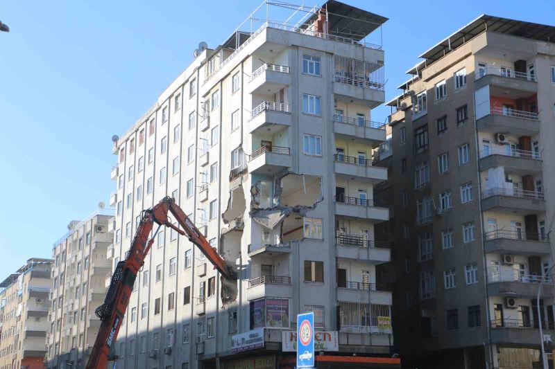 Depremde hasar gören ve çökme tehlikesi geçiren Altınkaya apartmanı yıkılıyor
