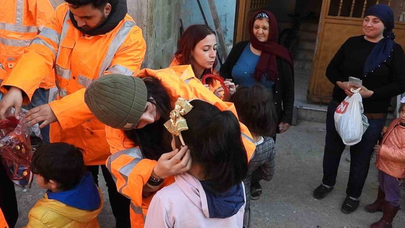 Gönüllülerden depremzede çocuklara sıcak dokunuş
