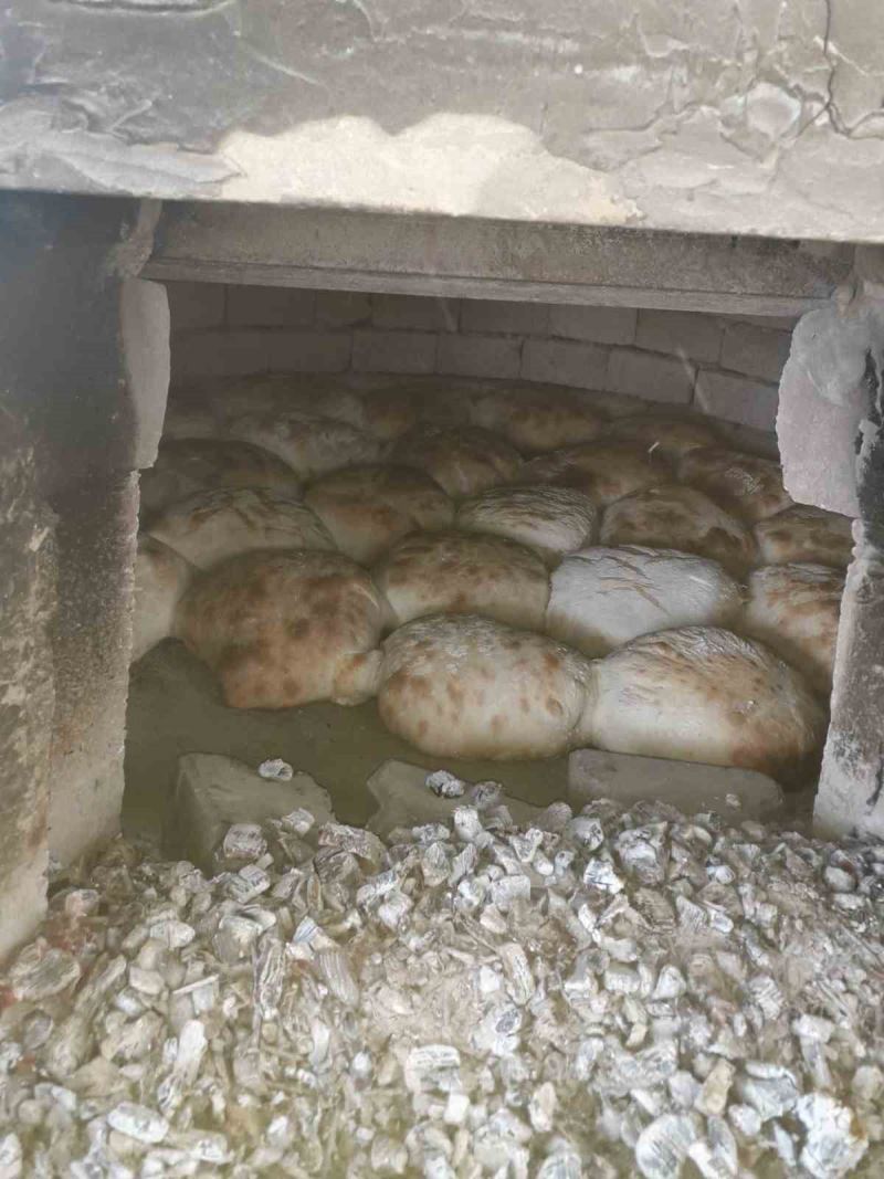 Bayırköylü kadınlar deprem bölgesine göndermek için binlerce ekmek yaptı
