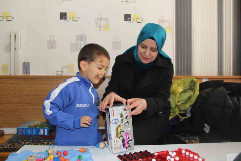 Vali Çiftçi’nin eşinden depremzedelere moral ziyareti
