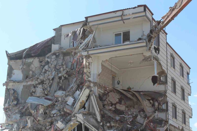 İslahiye’de ağır hasarlı binaların yıkımına başlandı
