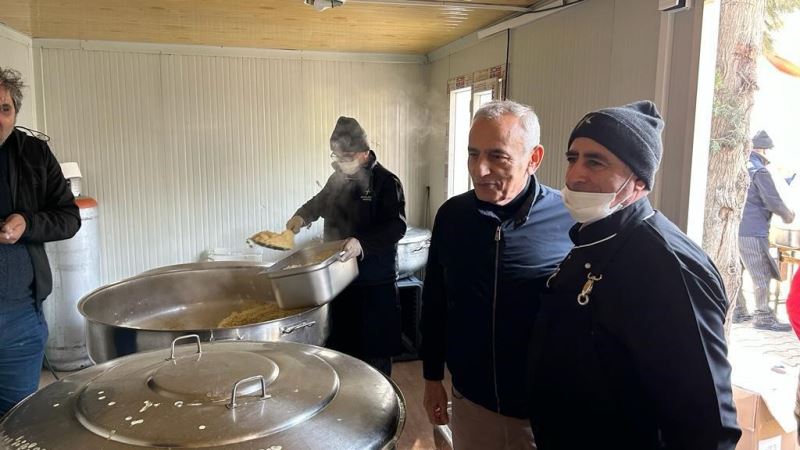 Küçükçekmece Belediyesi’nden Hatay’da günlük 5 bin kişiye sıcak yemek desteği