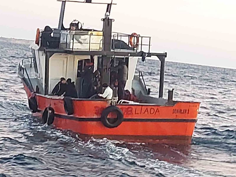 Gökçeada açıklarındaki balıkçı teknesinde 68 kaçak göçmen ve 3 göçmen kaçakçısı şüphelisi yakalandı
