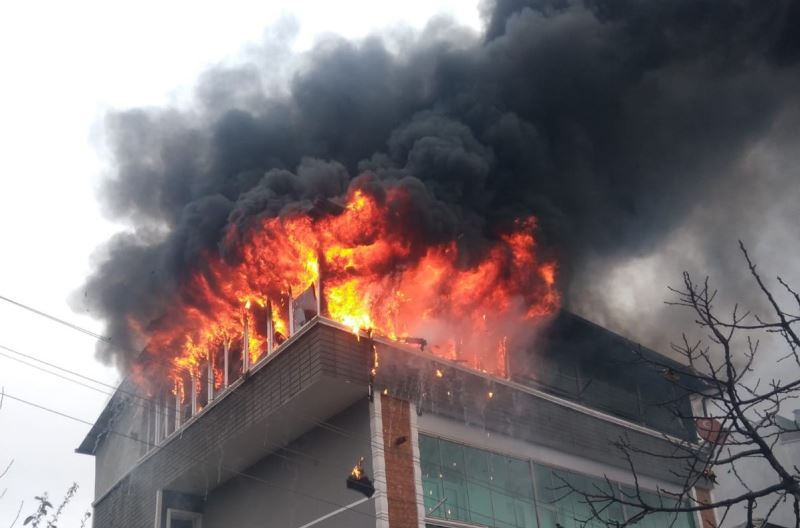 Samsun’da apartmanın çatı katı alev alev yandı
