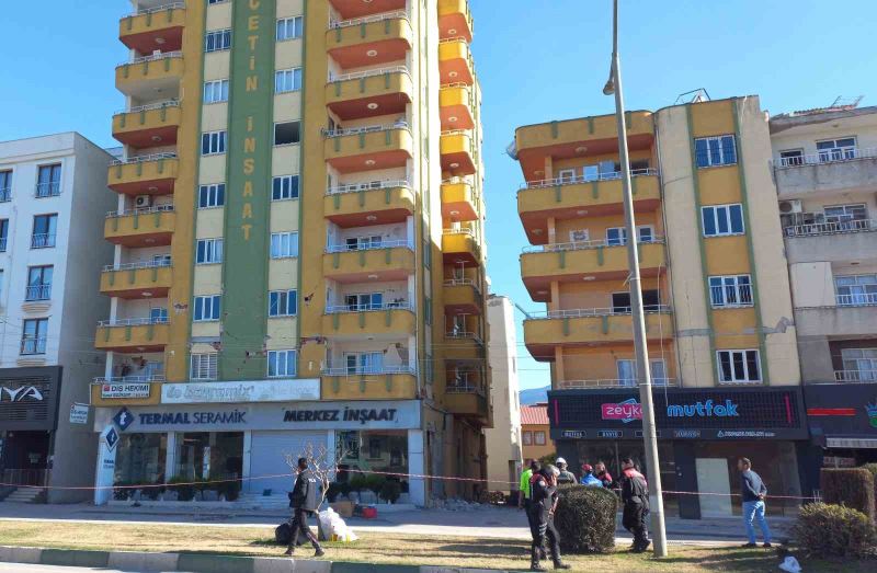 Osmaniye’de polis boşaltılan binaların çevresinde nöbet tutmaya başladı
