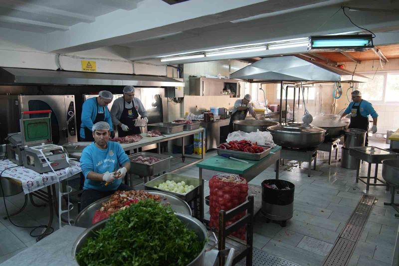Tarsus’ta depremzedelere her gün 6 bin sıcak yemek
