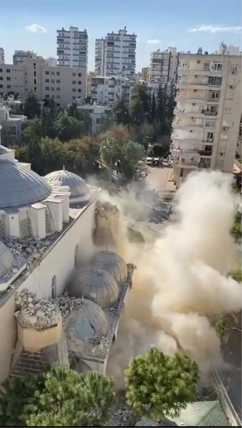 Depremde zarar gören minareler tek tek yıkıldı
