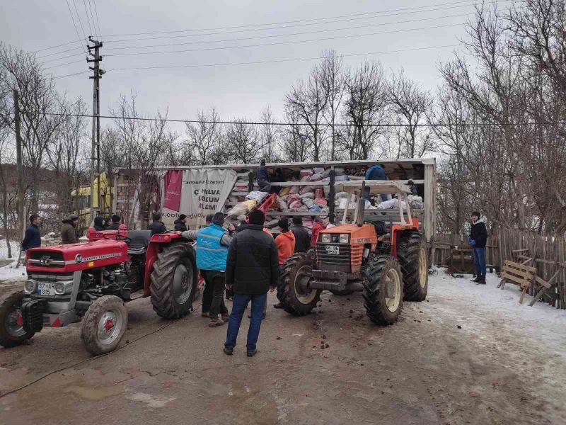 Köylülerden depremzedelere odun ve soba yardımı
