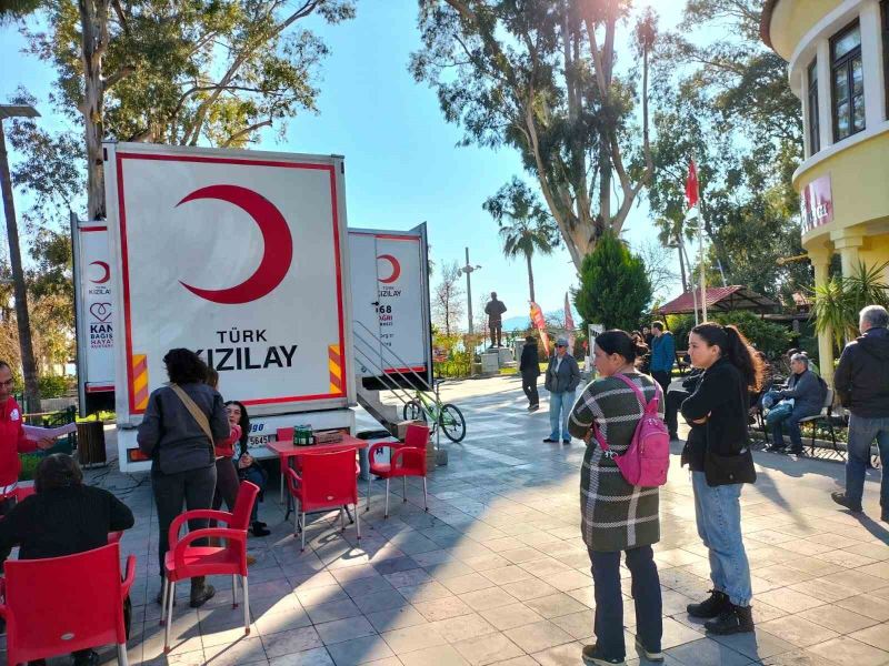 Köyceğizliler depremzedelere kan bağışına yoğun ilgi gösterdi
