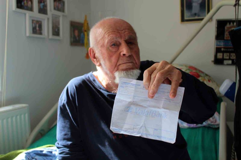 90 yaşındaki emekli madenci, kötü gün birikimini depremzedelere bağışladı
