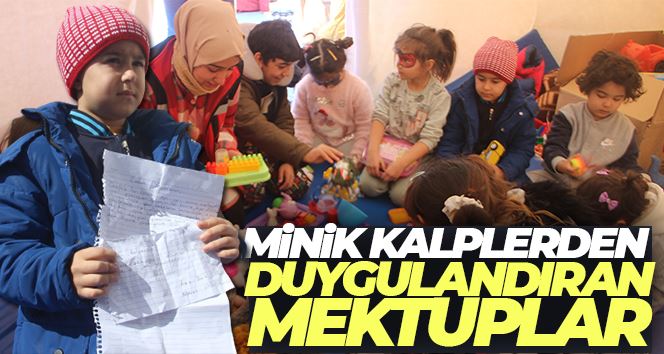 Kendi oyuncaklarını yazdıkları notlarla depremzede çocuklara gönderiyorlar