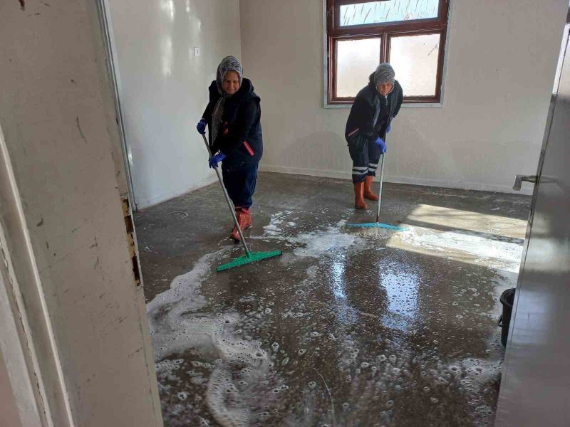 Karesi’de depremzedeler için tahsis edilen evler temizleniyor

