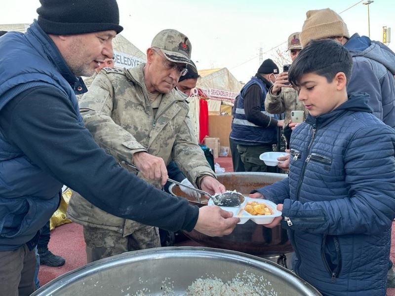 Jandarma Genel Komutanı Orgeneral Çetin, depremzedelere yemek dağıttı
