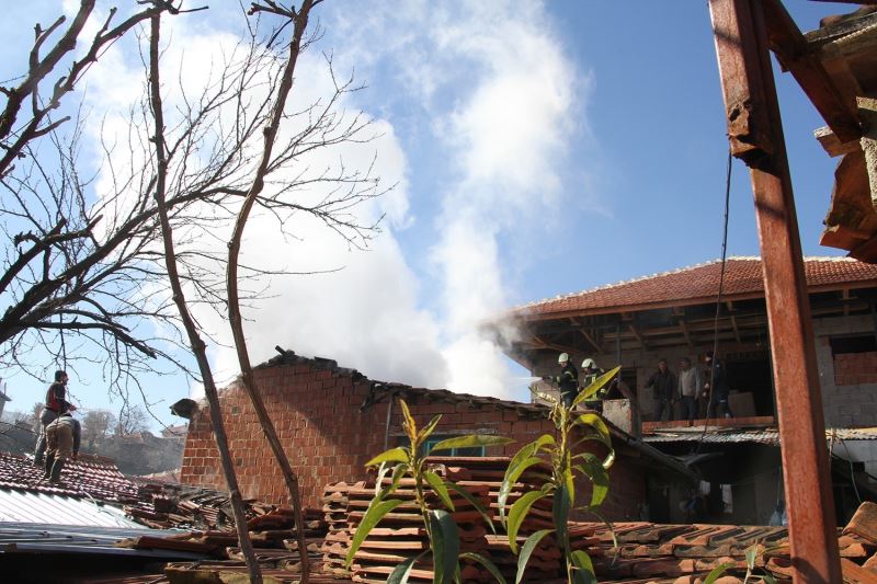Kontrol için doktora giden yaşlı kadının evi yandı

