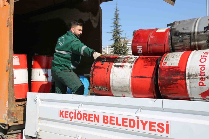 Keçiören Belediyesi odun sobası ve battaniyeleri yola çıkardı