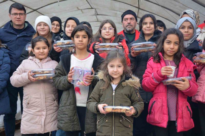 Sındırgılı çocuklar kumbaralarını depremzedeler için kırdı
