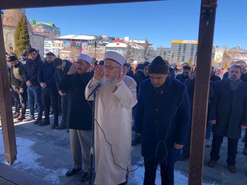 Depremde hayatını kaybedenler için Erzurum’da gıyabi cenaze namazı kılındı
