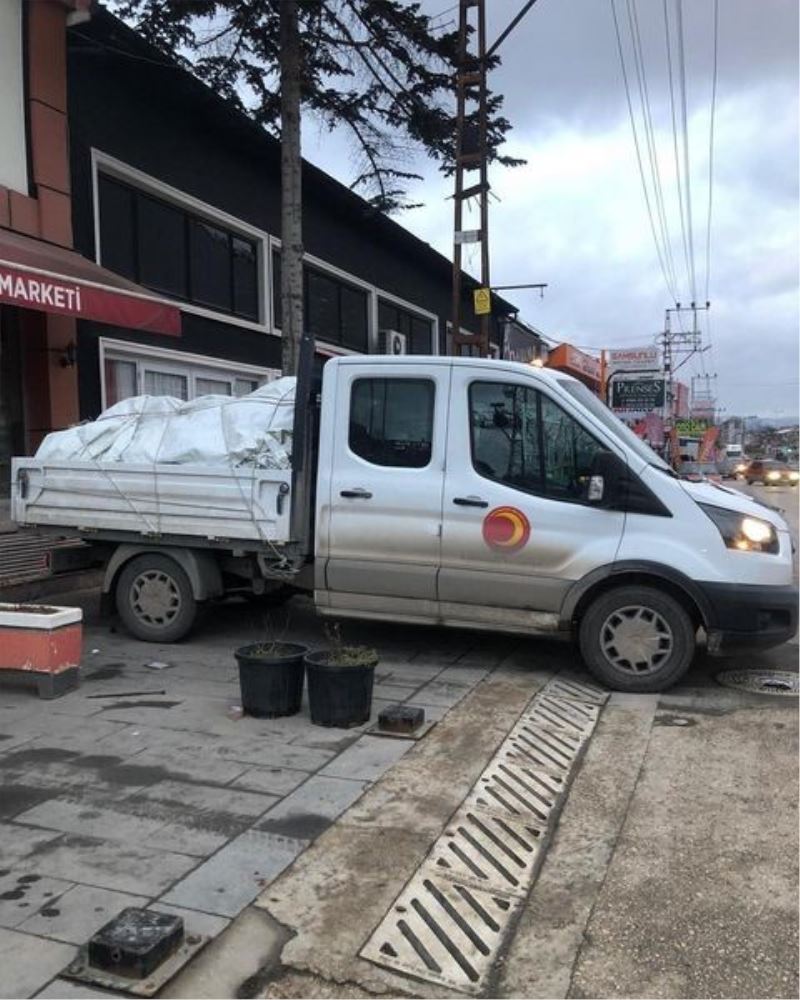 Kastamonu Belediyesi deprem bölgelerinde yararları sarmaya devam ediyor