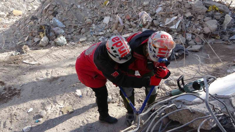 Arama-kurtarma gönüllüsü Necla teyze, Kahramanmaraş’ta enkazda hayat kurtarıyor
