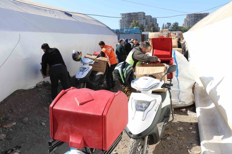 Gönüllü kuryeler depremzedelerin yardımına koşuyor
