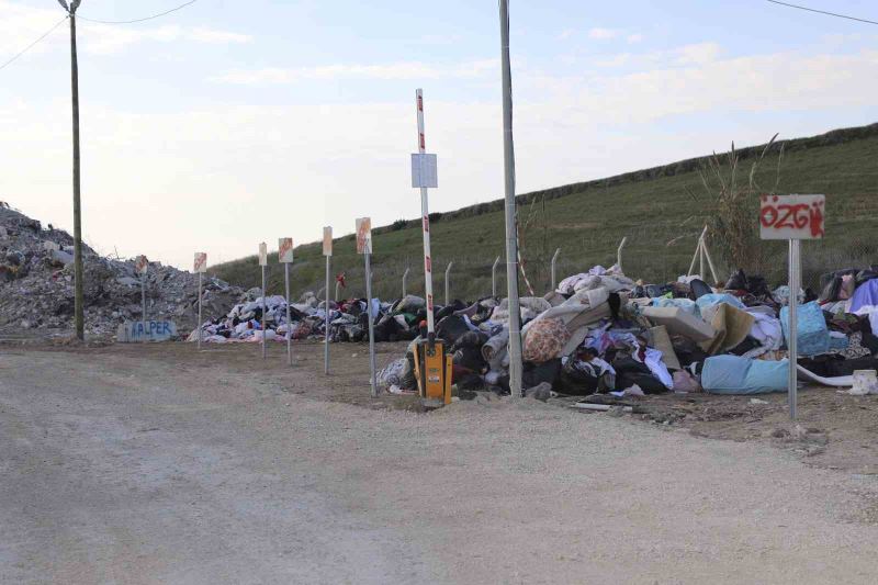 Adana’da çöken binaların molozları eşyalarıyla birlikte korunuyor
