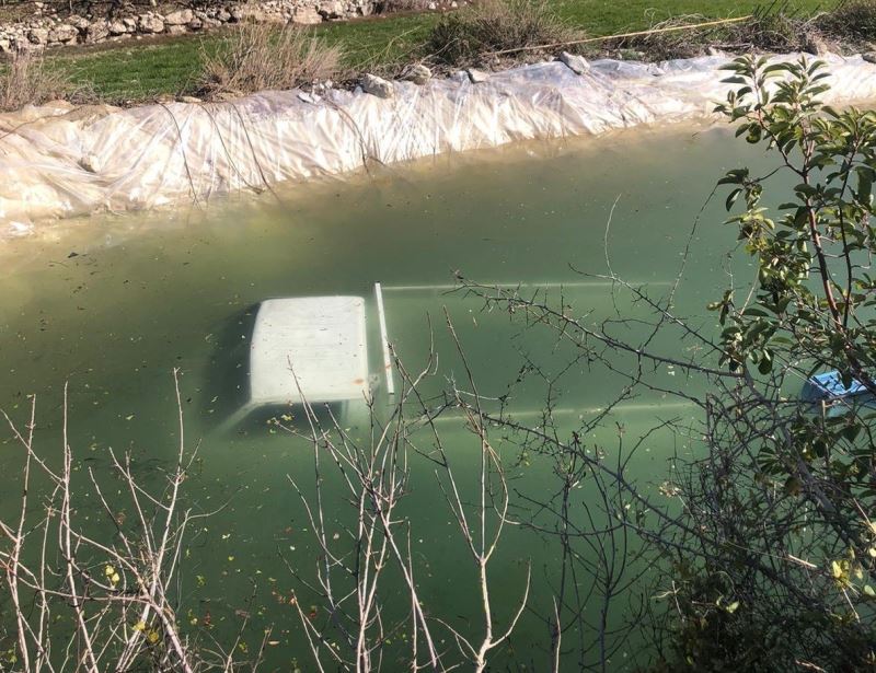 Kamyonet su kanalına düştü: 1 ölü
