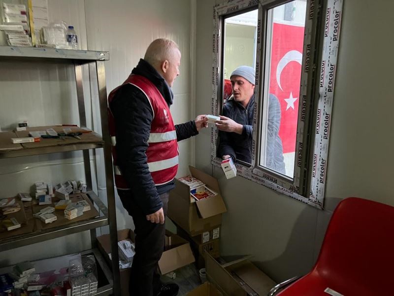 Aydınlı gönüllü eczacılardan, depremzedelere ilaç hizmeti
