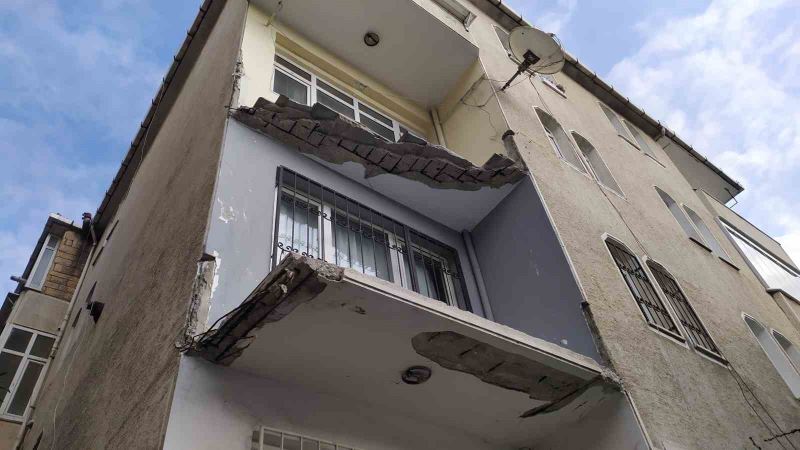 Küçükçekmece’de yıkılan balkon deprem paniği oluşturdu