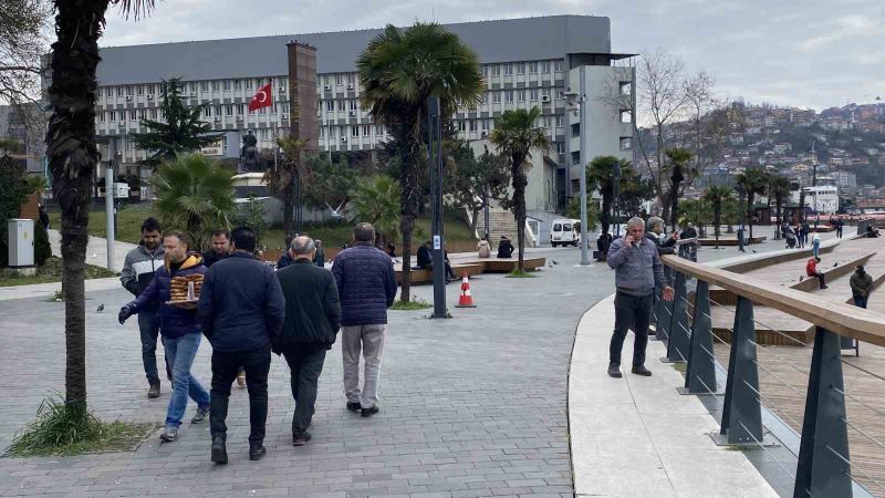 Hava sıcaklığı yükselinde sahile akın ettiler
