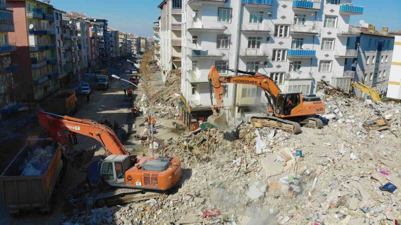 Malatya’da enkaz kaldırma çalışmaları havadan görüntülendi