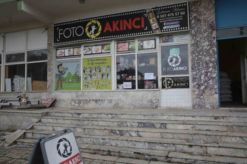 Kimlik çıkarma isteyen afetzedelere bu fotoğrafçı ücretsiz hizmet veriyor
